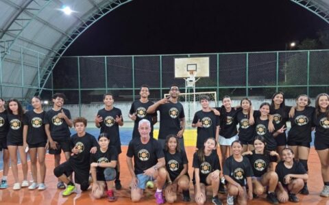 O treinamento é feito por faixas etárias e níveis de habilidade, garantindo que os iniciantes recebam orientações básicas e que alunos mais avançados participem de desafios internos